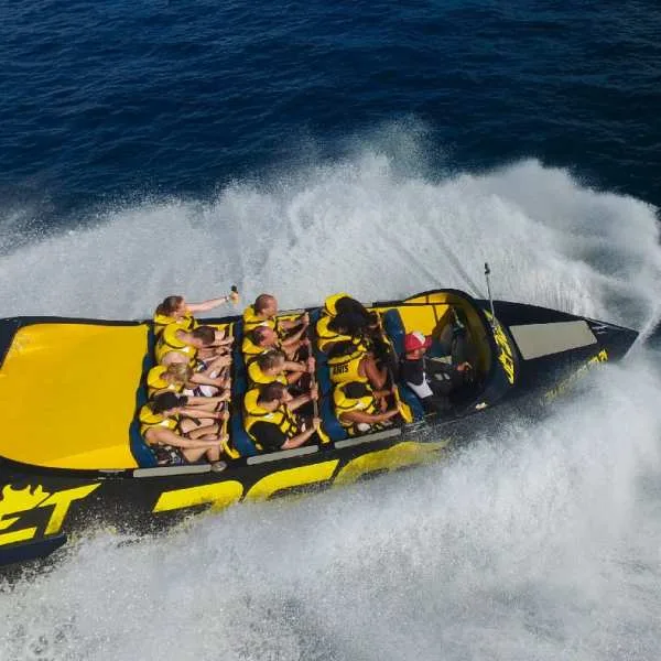 Passagers en gilets de sauvetage à bord d'un bateau rapide en mer