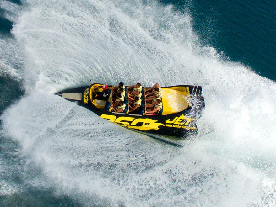 Vue aérienne d'un bateau rapide avec des passagers en mer