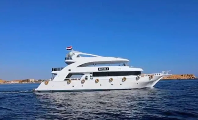 Grand bateau de plongée blanc naviguant sur une mer bleue calme