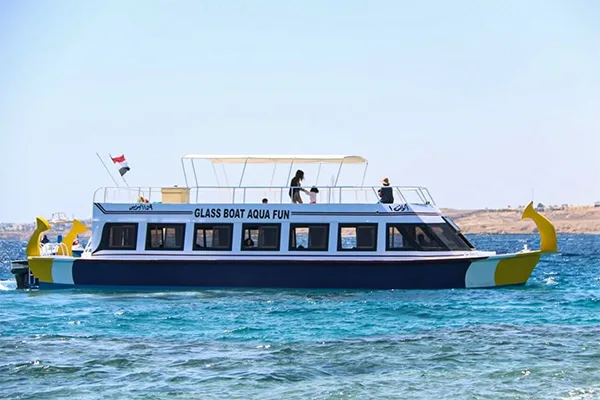 Bateau bleu et jaune avec des passagers sur le pont en mer