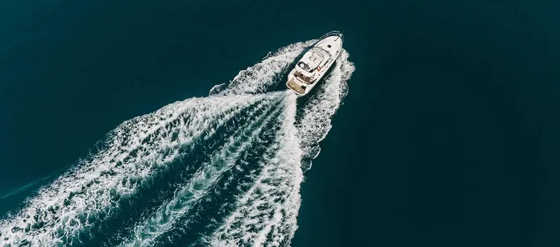 Bateau de plaisance naviguant sur une mer bleue, vue aérienne