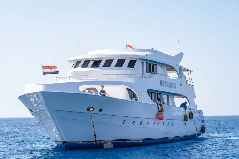 Grand bateau de plongée blanc sur une mer bleue calme