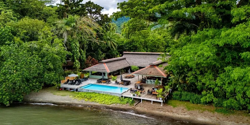 Vue aérienne d'un centre de plongée avec piscine et végétation luxuriante