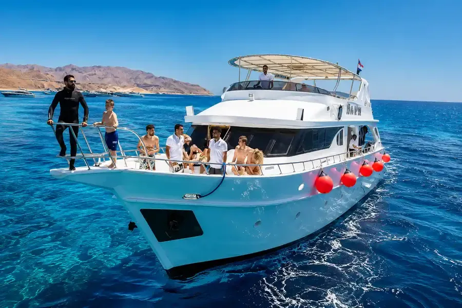 Groupe de personnes sur un bateau de plongée en mer bleue