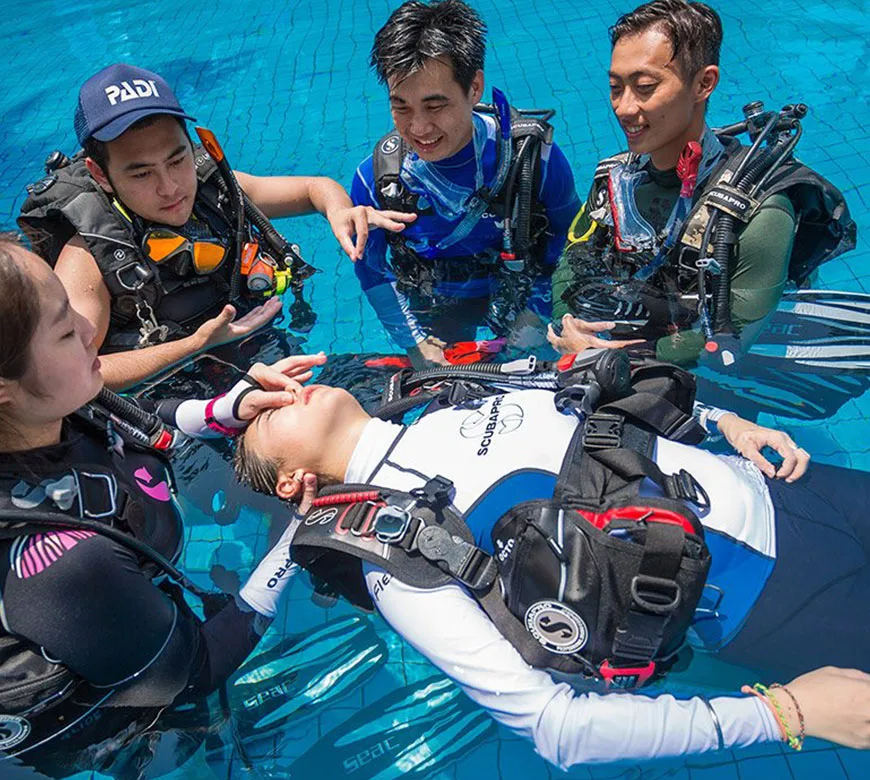 Plongeurs en formation flottent à la surface d'une piscine bleue