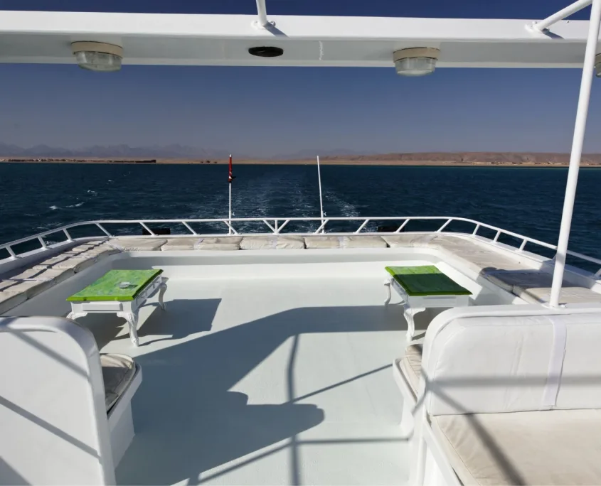 Vue depuis un bateau de plongée sur une mer bleue et calme