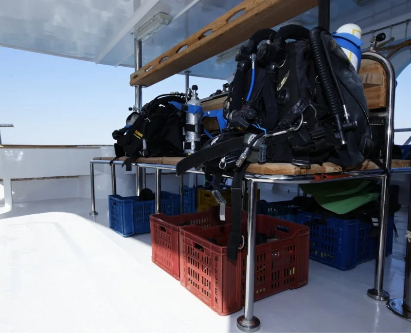 Equipement de plongée complet rangé sur le pont d'un bateau de plongée