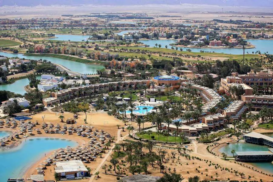 Vue aérienne d'un complexe hôtelier avec piscine et végétation luxuriante