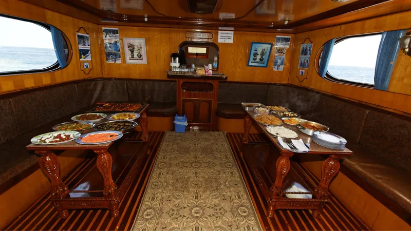 Intérieur d'un bateau de plongée avec tables chargées de nourriture