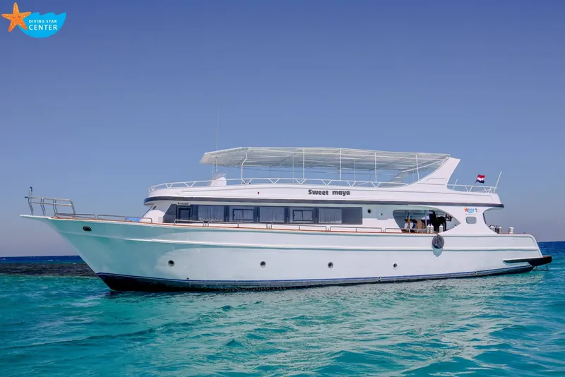 Grand bateau de plongée blanc avec des passagers sur le pont
