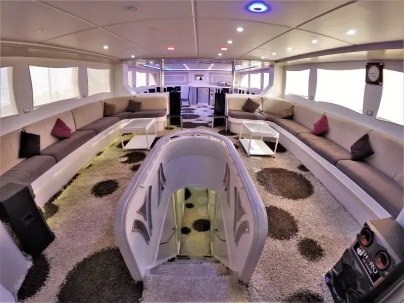 Intérieur spacieux d'un bateau de plongée avec banquettes et table basse