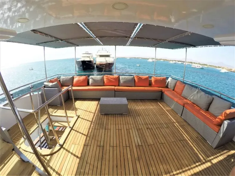 Terrasse d'un bateau de plongée avec salon et vue sur la mer