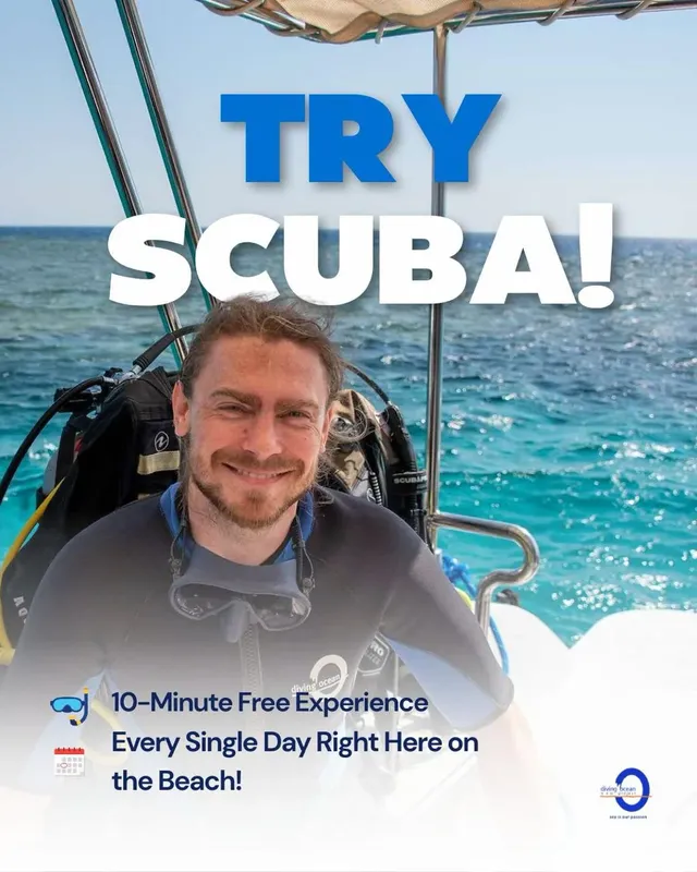 Plongeur souriant avec équipement sur un bateau en mer