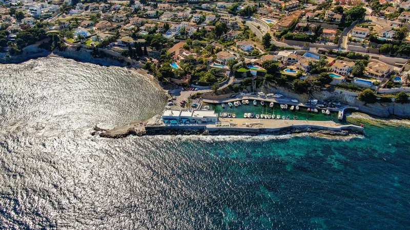 Vue aérienne d'un centre de plongée avec bateaux et accès mer