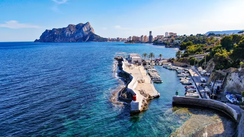 Vue aérienne d'un port de plaisance avec des bateaux et une côte rocheuse