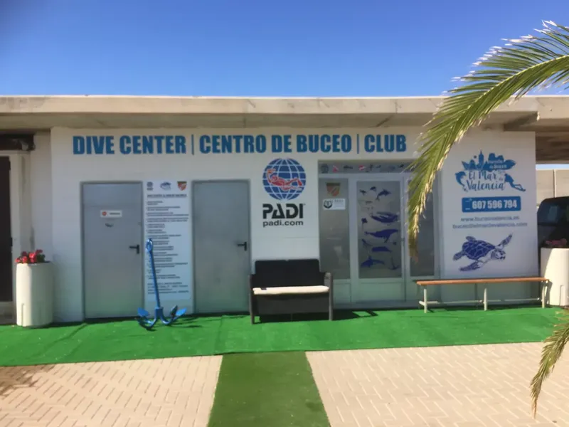 Façade d'un centre de plongée avec logos et informations de contact