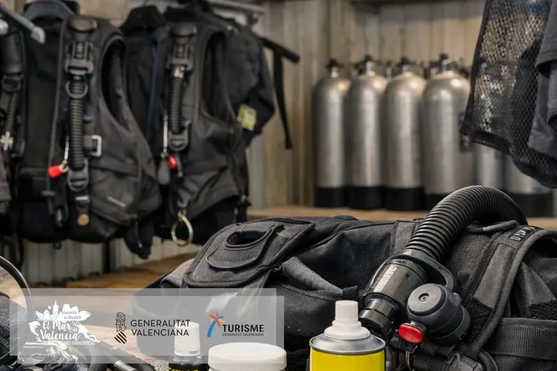 Equipement de plongée complet avec détendeur, gilet et bouteilles d'air