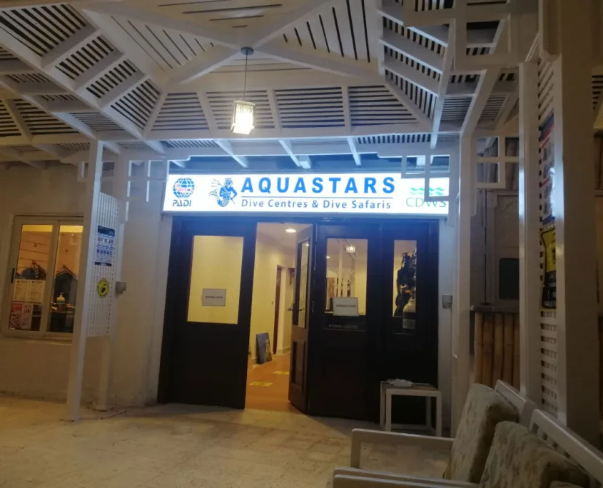 Entrée d'un centre de plongée avec enseigne et logo PADI visible