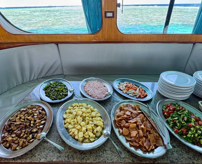 Assortiment de salades et plats froids servis à bord d'un bateau