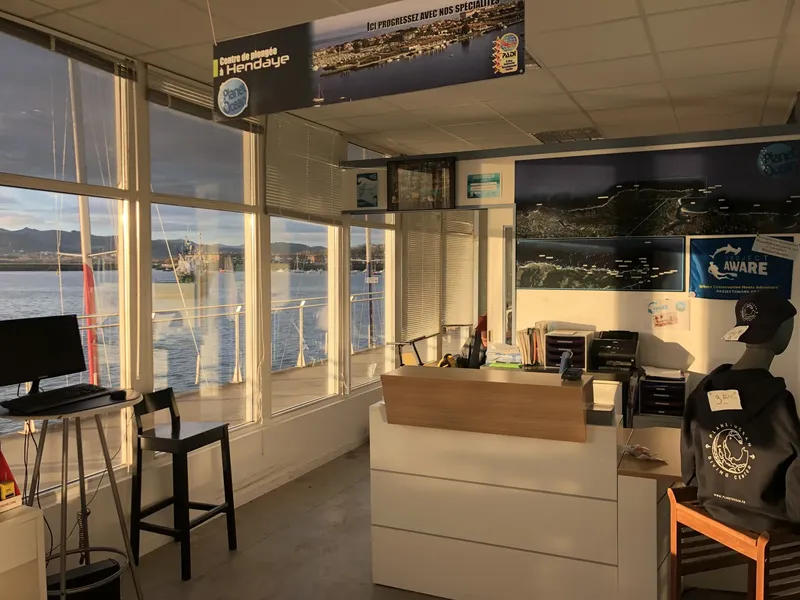 Intérieur lumineux d'un centre de plongée avec vue sur la mer