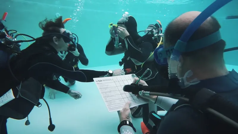 Plongeurs en formation sous-marine, un instructeur explique un document