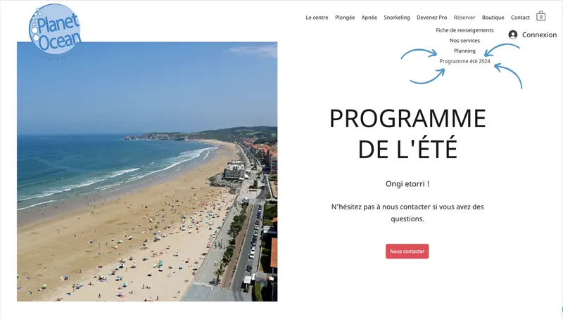 Plage ensoleillée avec des baigneurs et une vue sur l'océan