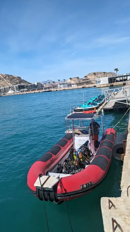 Bateaux de plongée amarrés dans un port ensoleillé avec du matériel