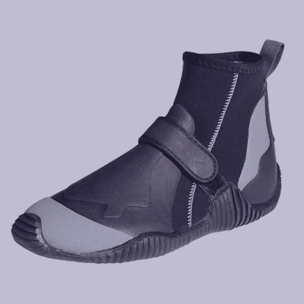 Chaussons de plongée noirs avec fermeture velcro sur fond lavande