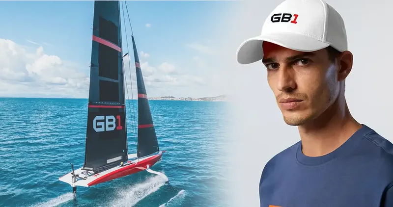 Homme portant une casquette et un voilier en mer