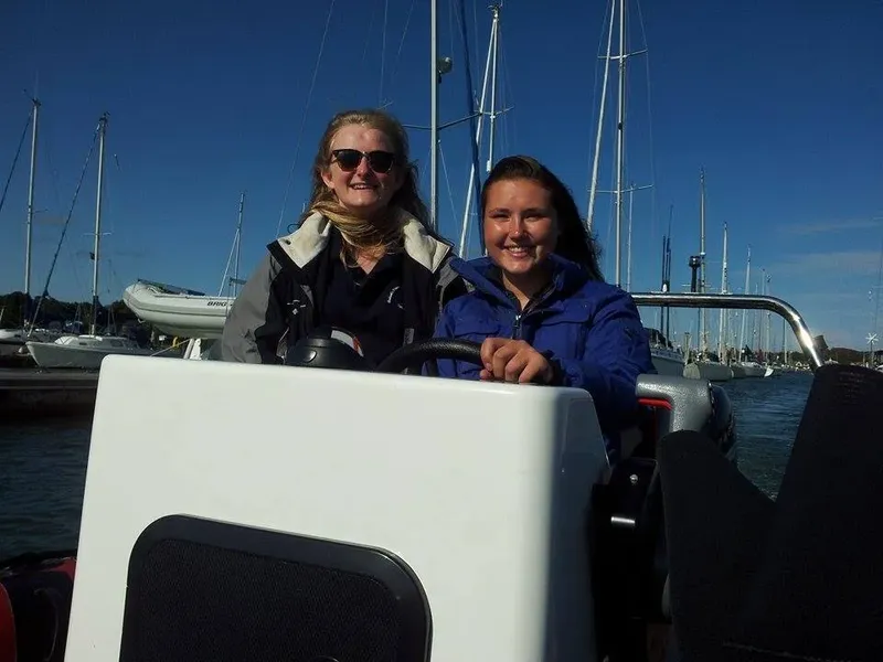 Deux femmes souriantes à bord d'un bateau en mer
