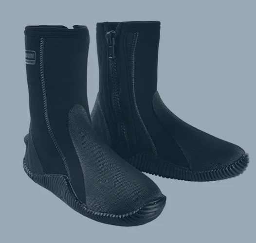 Deux chaussons de plongée noirs sur fond bleu clair