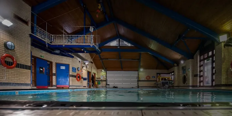Intérieur d'une piscine avec des personnes et des équipements de sécurité