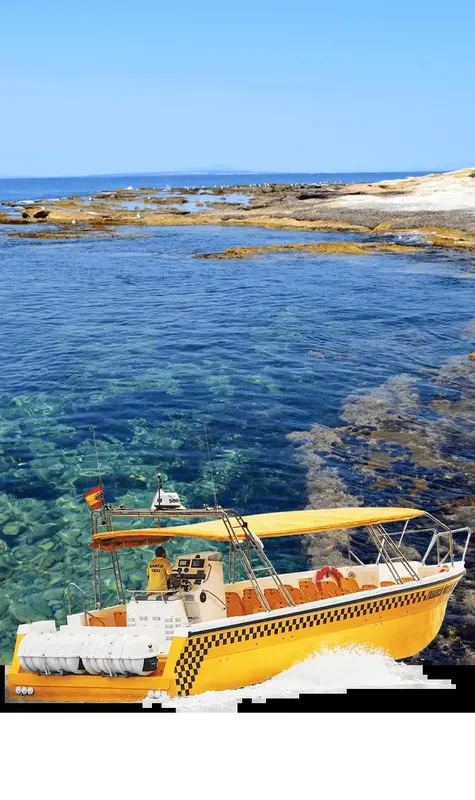 Bateau jaune et noir amarré dans une eau turquoise claire
