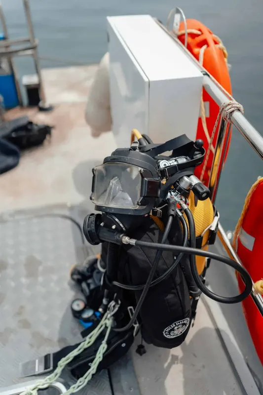 Equipement de plongée complet sur un bateau, prêt pour l'immersion