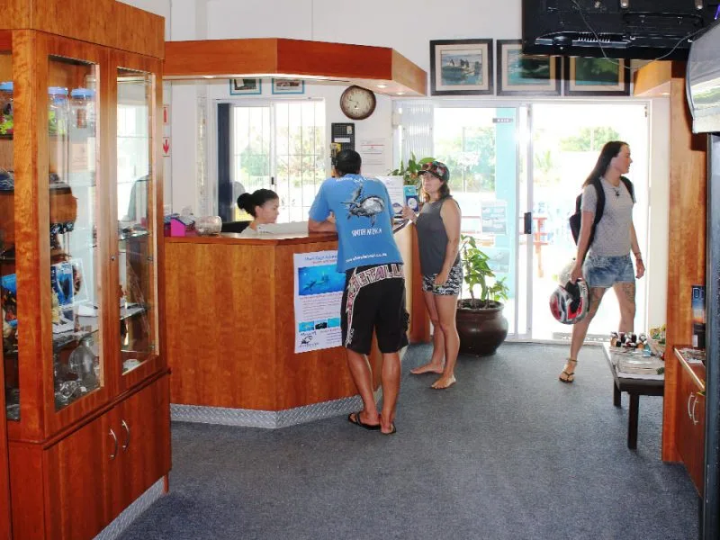 Intérieur d'un centre de plongée avec comptoir et clients