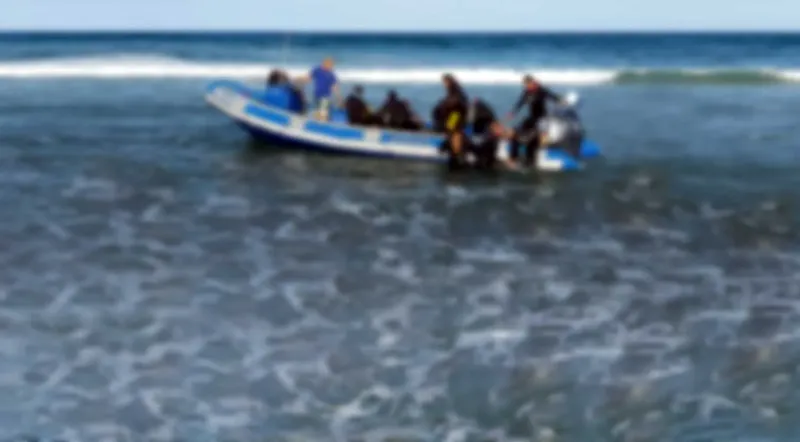 Groupe de personnes à bord d'un bateau semi-rigide sur l'eau