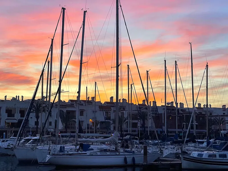 Voiliers amarrés au port au coucher du soleil, ciel coloré