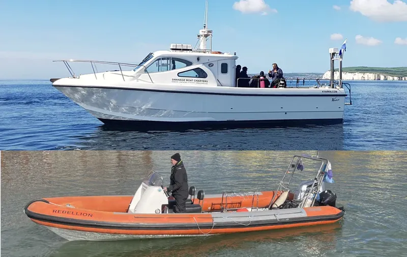 Deux bateaux de plongée amarrés sur une mer calme et ensoleillée