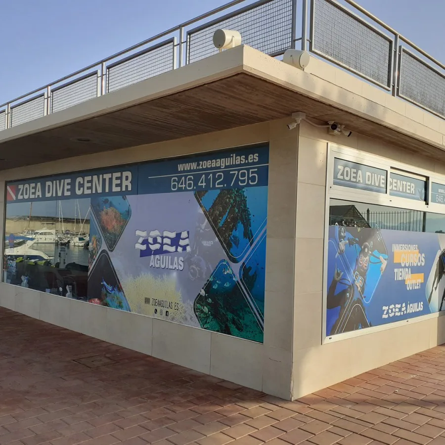 Façade d'un centre de plongée avec des images sous-marines et informations