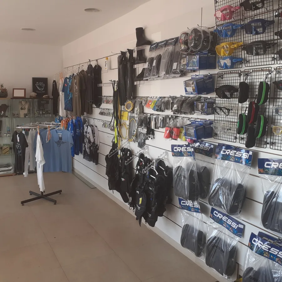 Boutique de plongée avec équipements, gilets et accessoires exposés