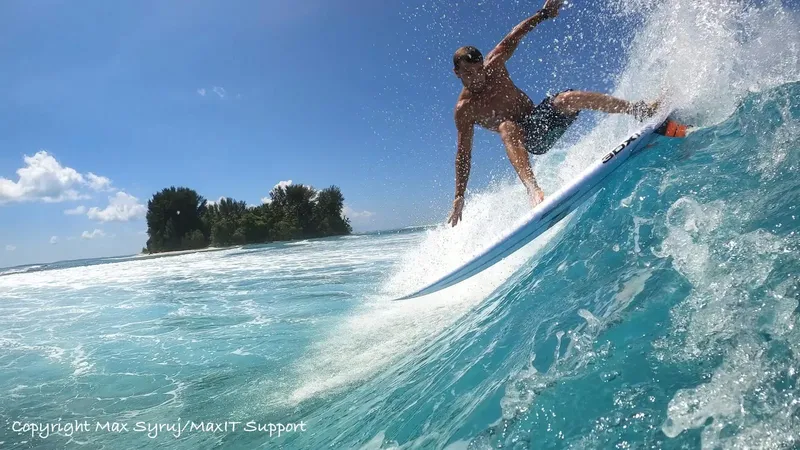 Surfeur effectuant une manœuvre aérienne sur une vague turquoise