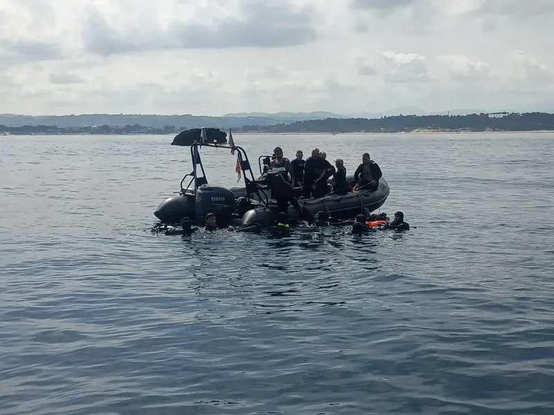 Groupe de personnes à bord d'un bateau semi-rigide sur l'eau
