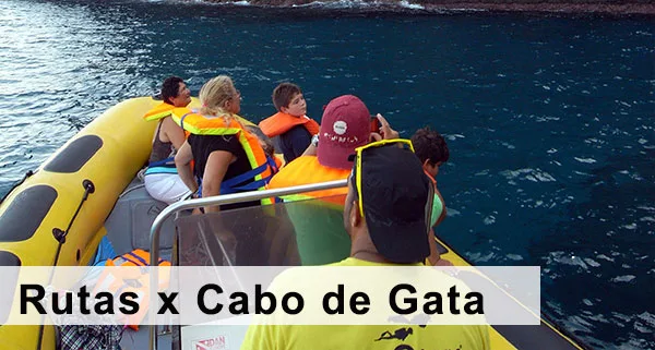 Groupe de personnes à bord d'un bateau pneumatique jaune en mer