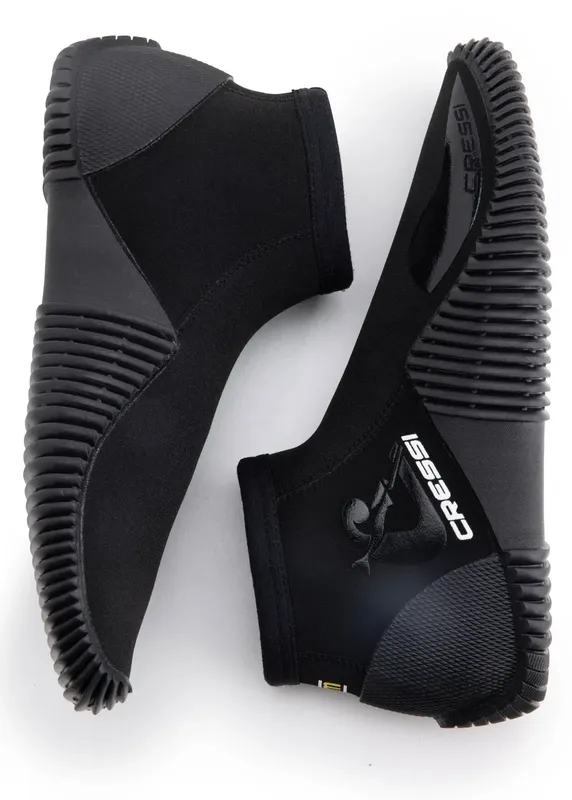 Chaussons de plongée noirs Cressi, vue d'ensemble sur fond blanc