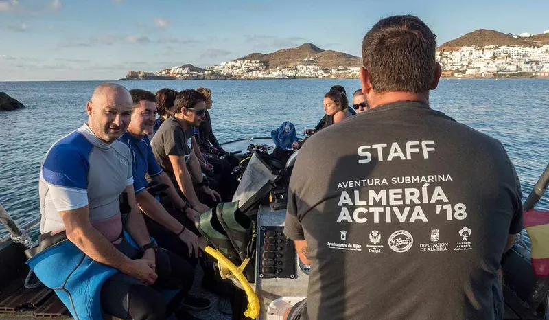 Groupe de plongeurs sur un bateau semi-rigide, préparatifs de sortie