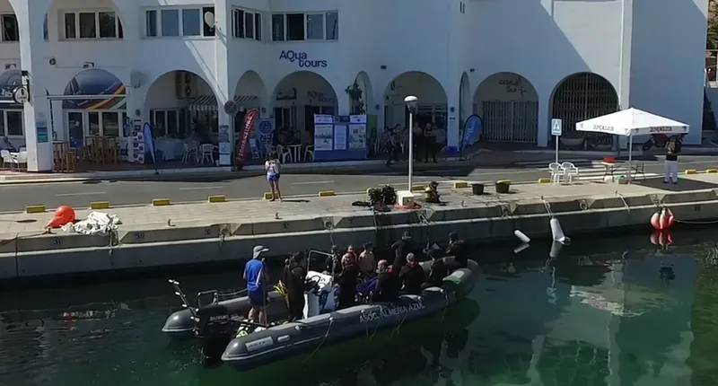 Plongée : préparation à bord d'un bateau dans un port ensoleillé