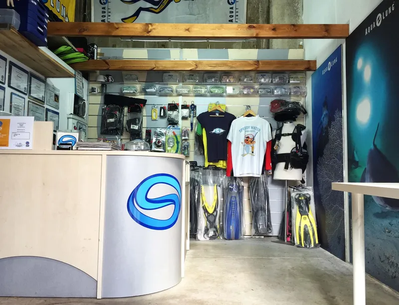 Intérieur d'un centre de plongée avec matériel et comptoir d'accueil