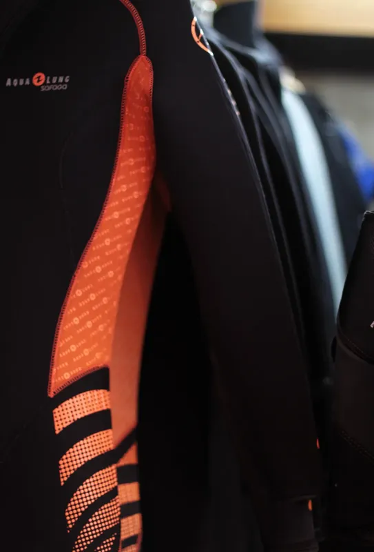 Combinaison de plongée noire et rouge avec détails texturés et logo