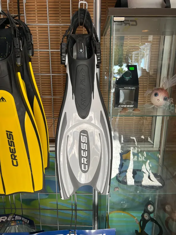 Plaques de palmes Cressi, noir et jaune, exposées en magasin
