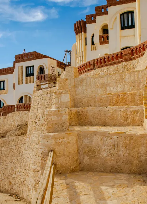 Architecture locale en pierre et blanc, escaliers menant à des bâtiments